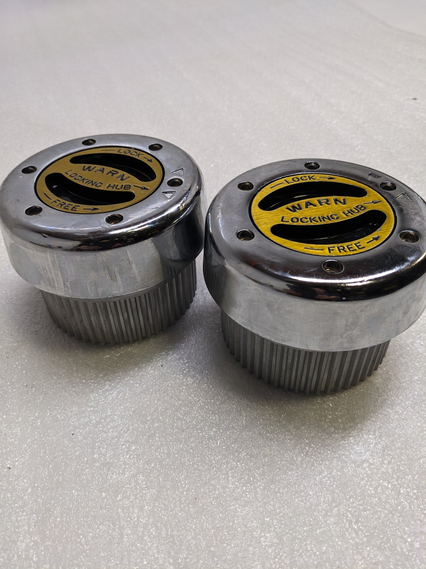 DAMAGE WARN 38826 30 SPLINE PREMIUM LOCKING HUB SET OF 2 NEW SR