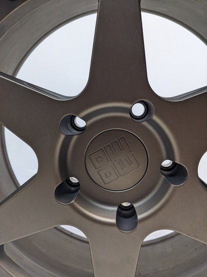 MOMO M50289530P20 HERITAGE 6 18"X905" 20MM 5X130MM SATIN BRONZE SET OF 4 WHEELS USED B2