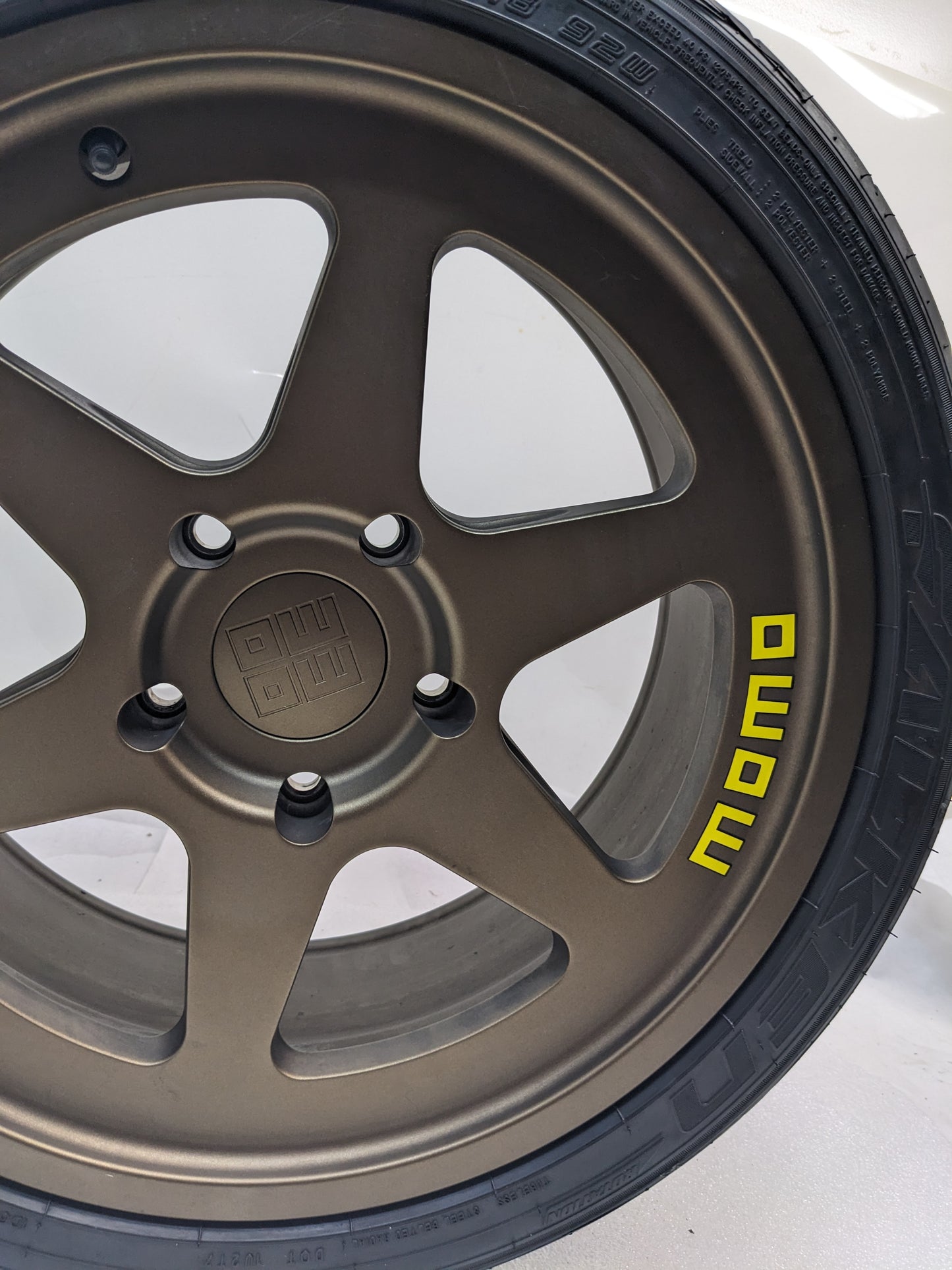 MOMO M50289530P20 HERITAGE 6 18"X905" 20MM 5X130MM SATIN BRONZE SET OF 4 WHEELS USED B2