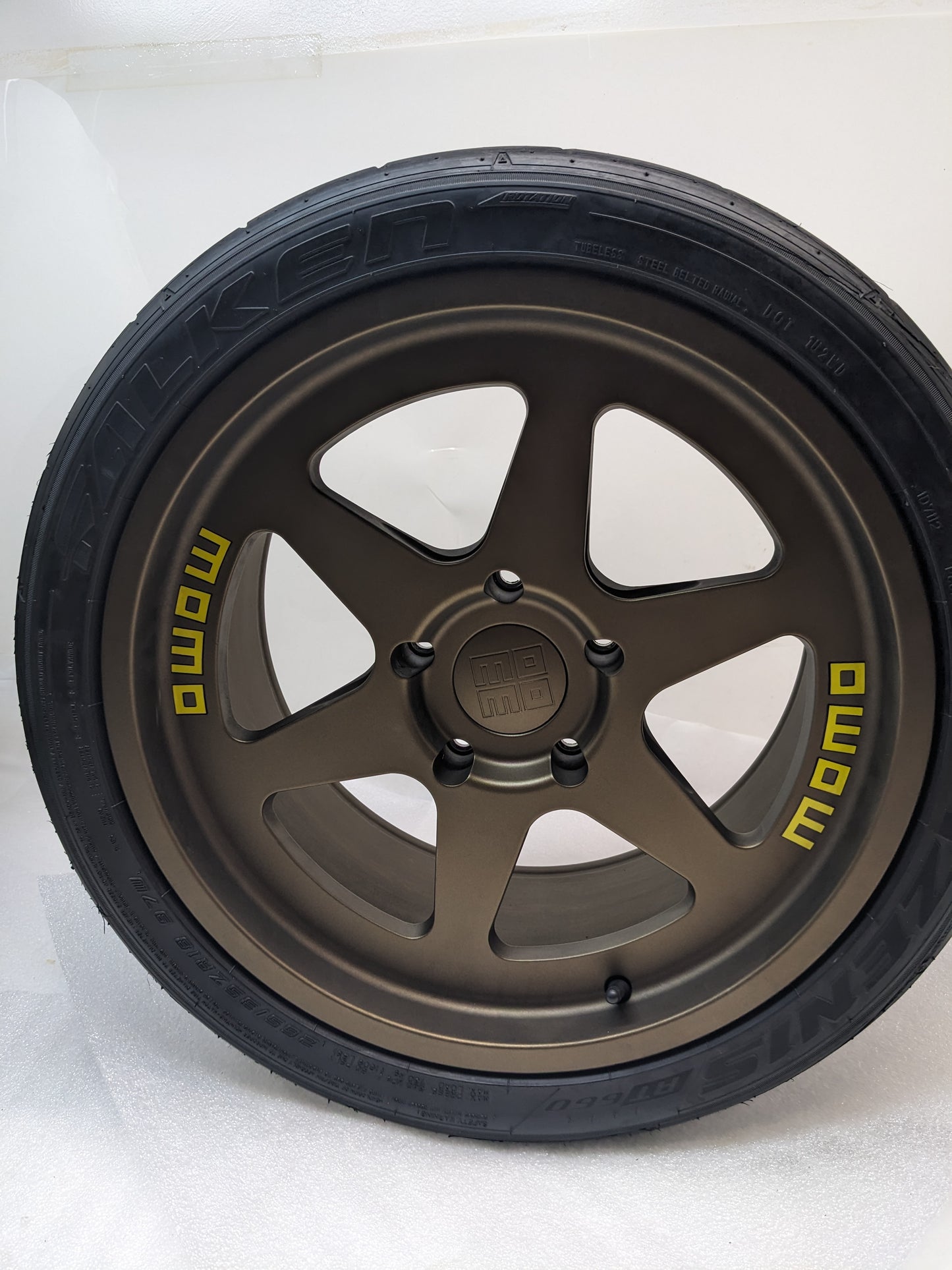 MOMO M50289530P20 HERITAGE 6 18"X905" 20MM 5X130MM SATIN BRONZE SET OF 4 WHEELS USED B2