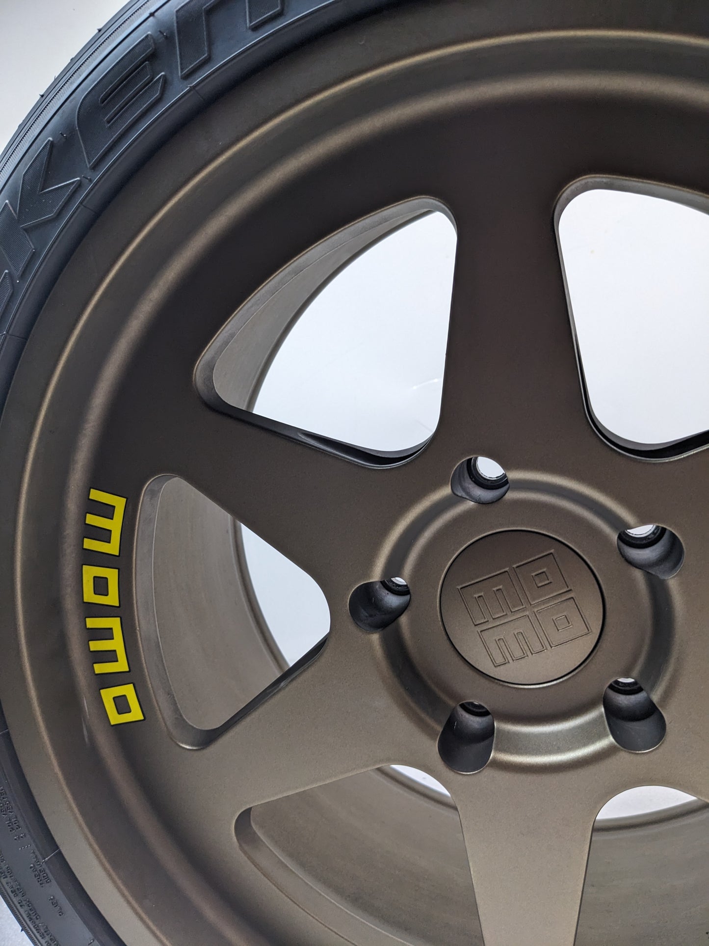 MOMO M50289530P20 HERITAGE 6 18"X905" 20MM 5X130MM SATIN BRONZE SET OF 4 WHEELS USED B2