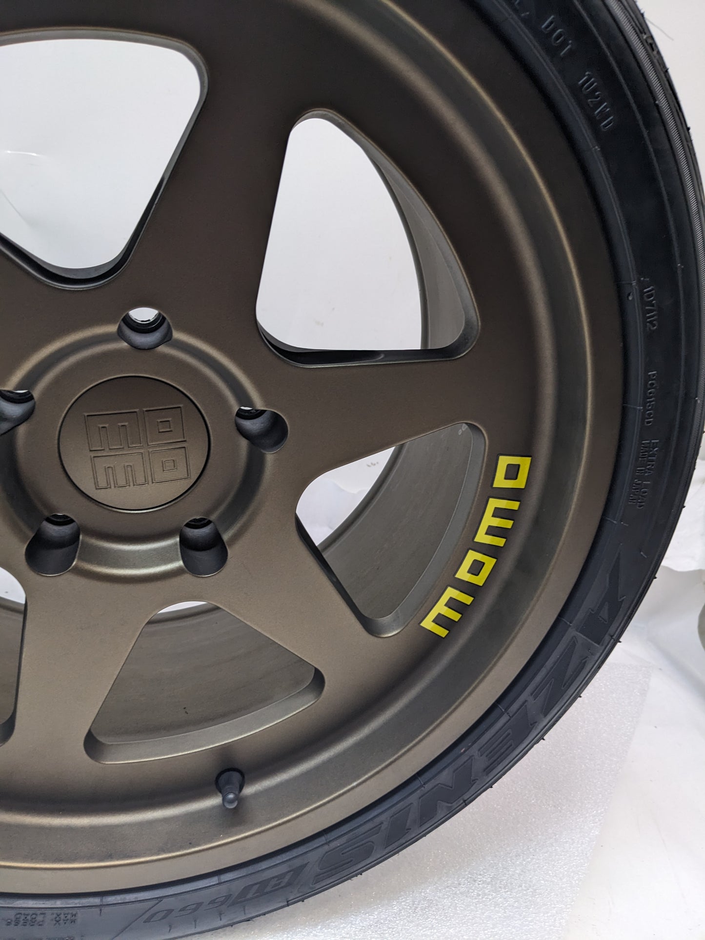 MOMO M50289530P20 HERITAGE 6 18"X905" 20MM 5X130MM SATIN BRONZE SET OF 4 WHEELS USED B2