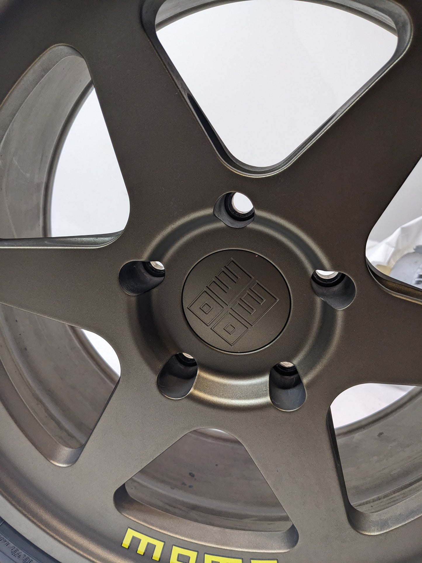 MOMO M50289530P20 HERITAGE 6 18"X905" 20MM 5X130MM SATIN BRONZE SET OF 4 WHEELS USED B2