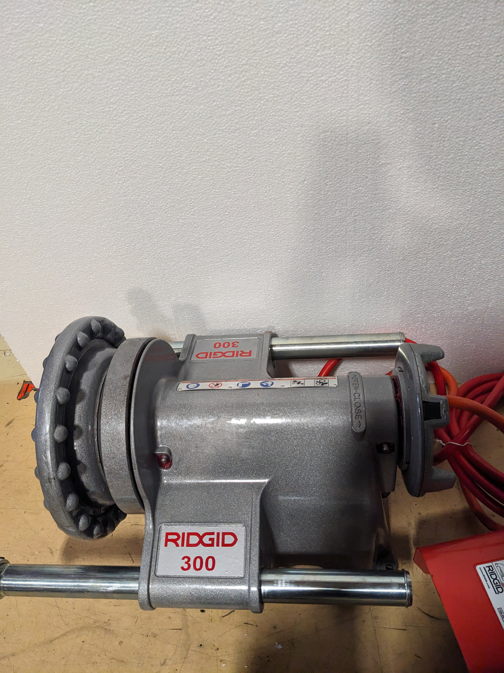 RIDGID 41855 300 POWER DRIVE PIPE THREADERS MACHINE NEW B1 (PICS)