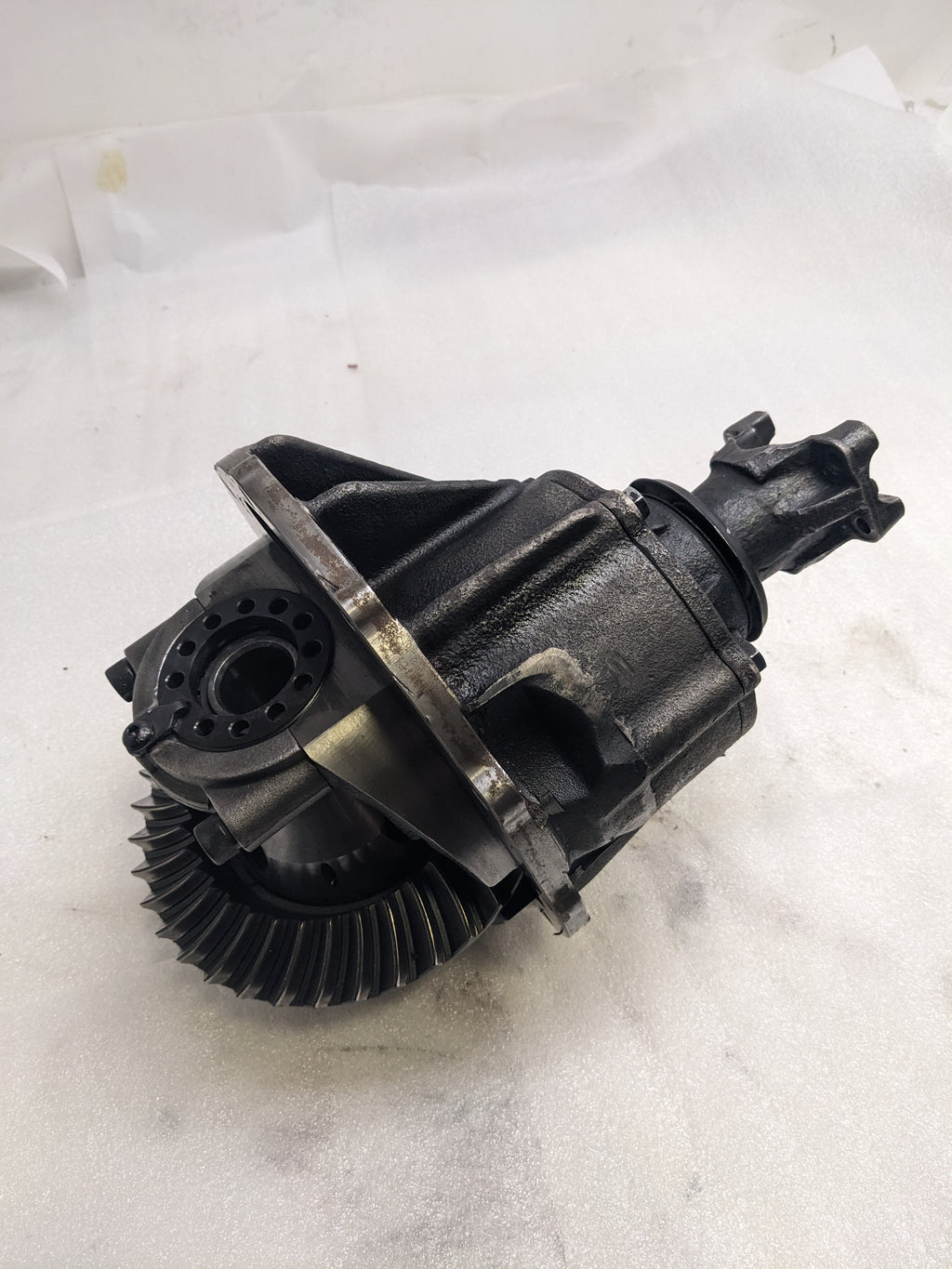 SPEEDWAY MOTORS 91048343-370-STD FORD 9 IN. 3RD MEMBER ASSEMBLY 31 SPLINE STD SPOOL 3.70 GEAR RATIO DIFFERENTIAL USED B2