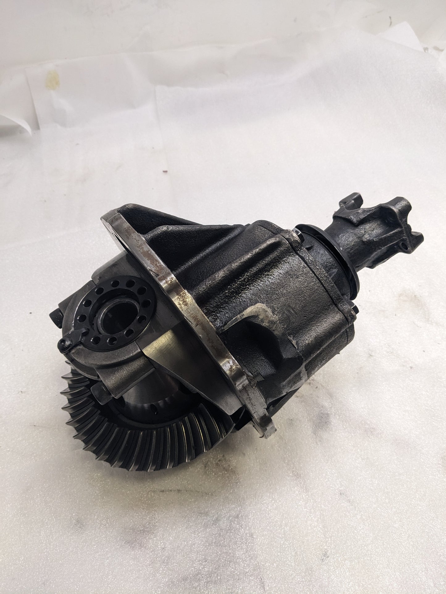 SPEEDWAY MOTORS 91048343-370-STD FORD 9 IN. 3RD MEMBER ASSEMBLY 31 SPLINE STD SPOOL 3.70 GEAR RATIO DIFFERENTIAL USED B2