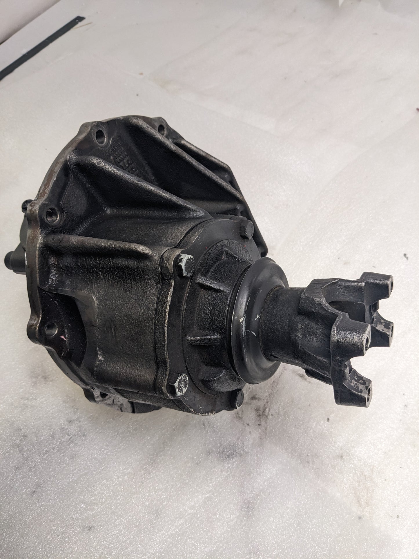 SPEEDWAY MOTORS 91048343-370-STD FORD 9 IN. 3RD MEMBER ASSEMBLY 31 SPLINE STD SPOOL 3.70 GEAR RATIO DIFFERENTIAL USED B2