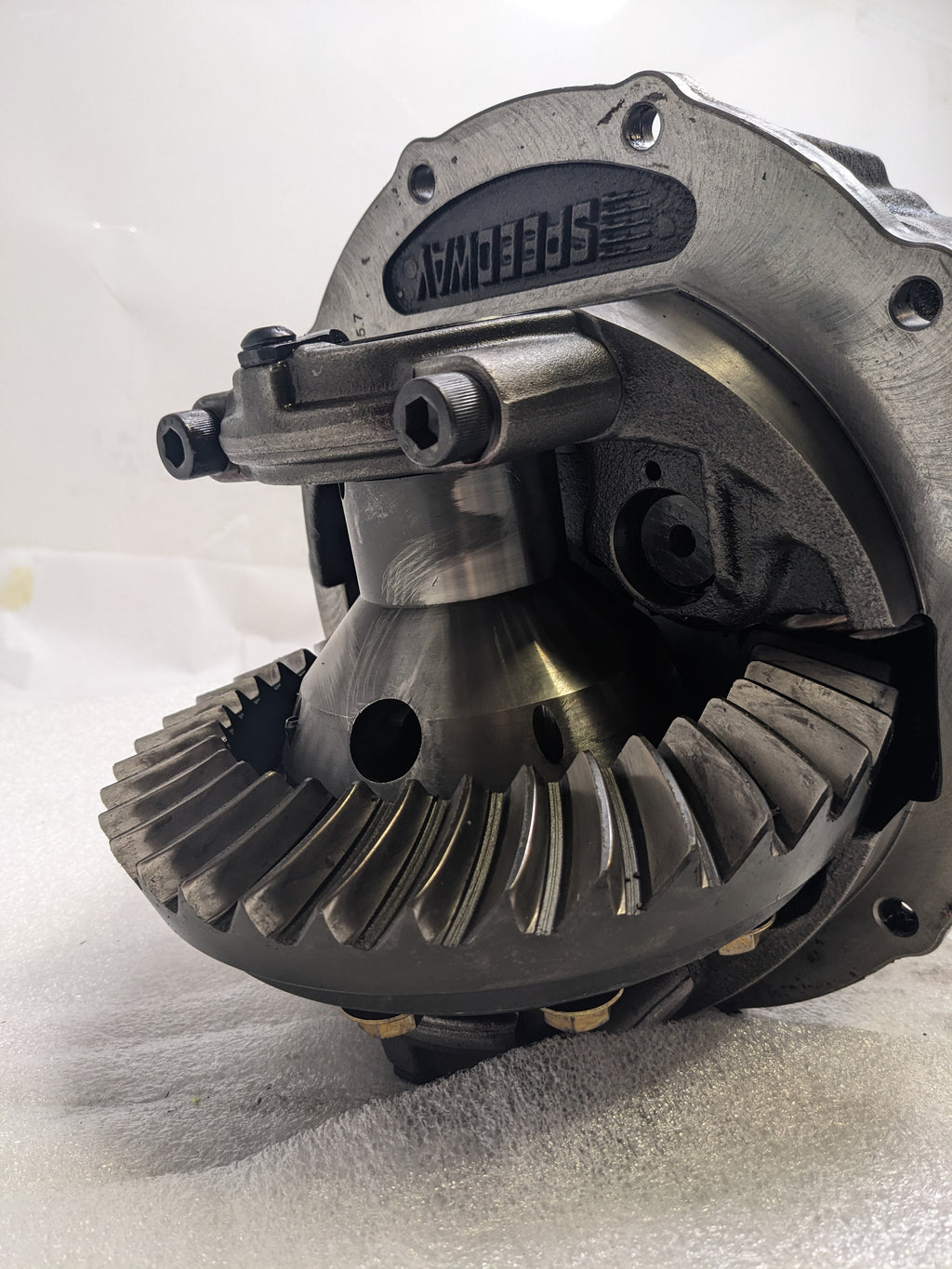 SPEEDWAY MOTORS 91048343-370-STD FORD 9 IN. 3RD MEMBER ASSEMBLY 31 SPLINE STD SPOOL 3.70 GEAR RATIO DIFFERENTIAL USED B2