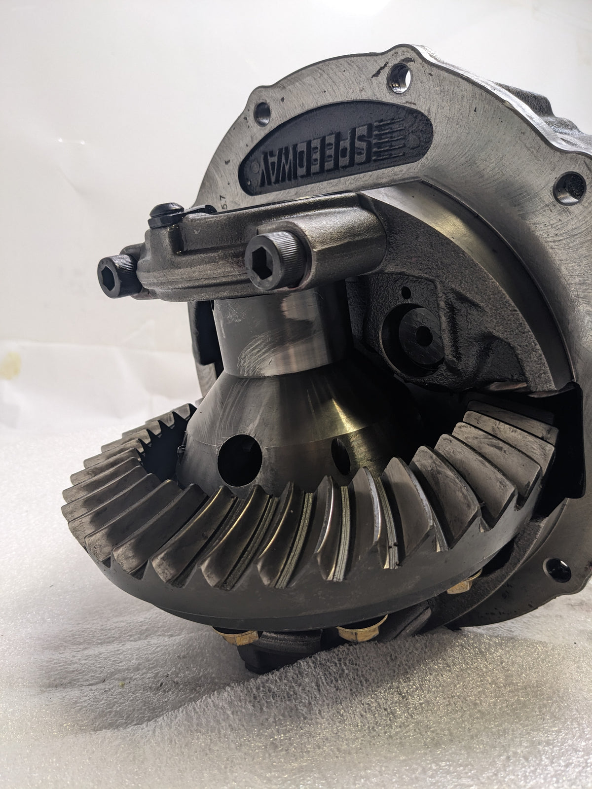 SPEEDWAY MOTORS 91048343-370-STD FORD 9 IN. 3RD MEMBER ASSEMBLY 31 SPLINE STD SPOOL 3.70 GEAR RATIO DIFFERENTIAL USED B2