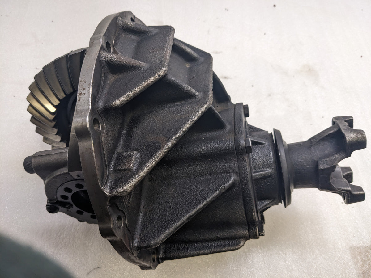 SPEEDWAY MOTORS 91048343-370-STD FORD 9 IN. 3RD MEMBER ASSEMBLY 31 SPLINE STD SPOOL 3.70 GEAR RATIO DIFFERENTIAL USED B2