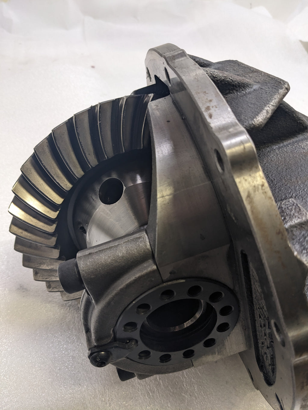 SPEEDWAY MOTORS 91048343-370-STD FORD 9 IN. 3RD MEMBER ASSEMBLY 31 SPLINE STD SPOOL 3.70 GEAR RATIO DIFFERENTIAL USED B2
