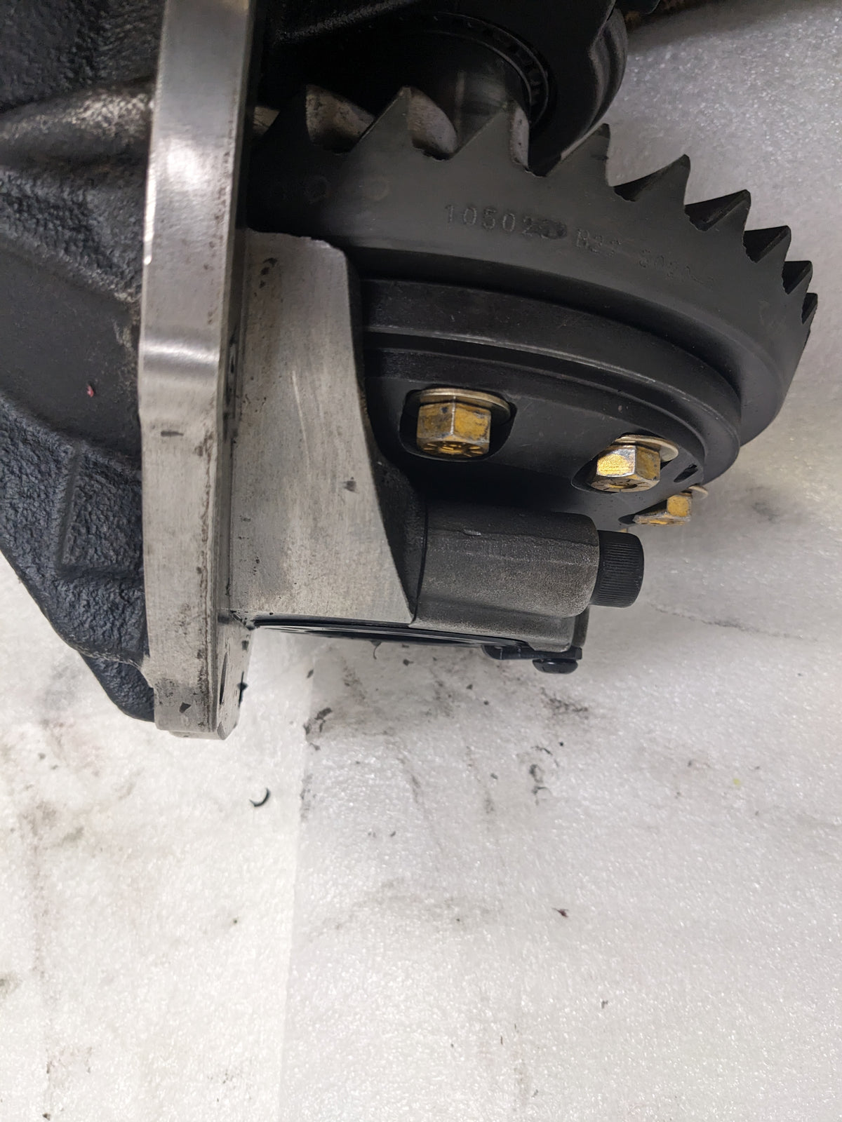 SPEEDWAY MOTORS 91048343-370-STD FORD 9 IN. 3RD MEMBER ASSEMBLY 31 SPLINE STD SPOOL 3.70 GEAR RATIO DIFFERENTIAL USED B2