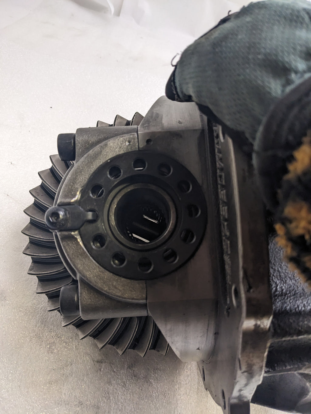 SPEEDWAY MOTORS 91048343-370-STD FORD 9 IN. 3RD MEMBER ASSEMBLY 31 SPLINE STD SPOOL 3.70 GEAR RATIO DIFFERENTIAL USED B2