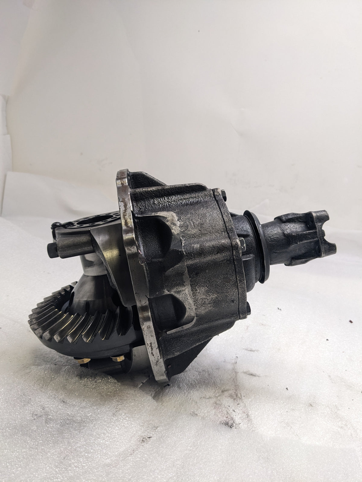 SPEEDWAY MOTORS 91048343-370-STD FORD 9 IN. 3RD MEMBER ASSEMBLY 31 SPLINE STD SPOOL 3.70 GEAR RATIO DIFFERENTIAL USED B2