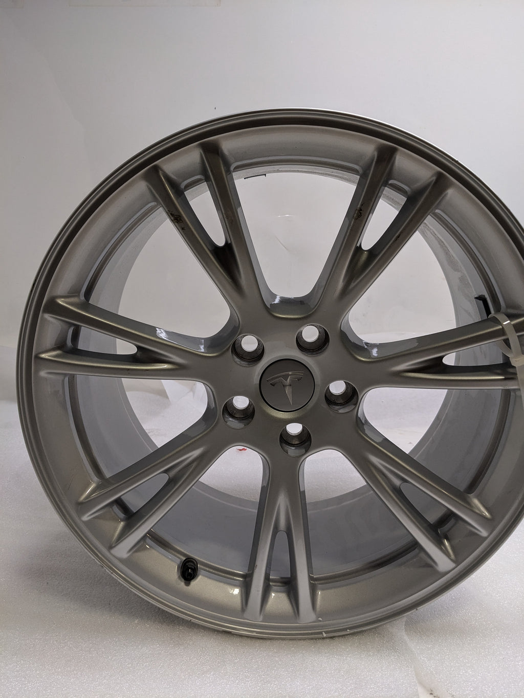 TESLA 1188222-00-B APOLLO 19X9.5 INCHES 5X4.5 +45MM SILVER WHEEL FOR TESLA MODEL Y NEW B2 (PICS)