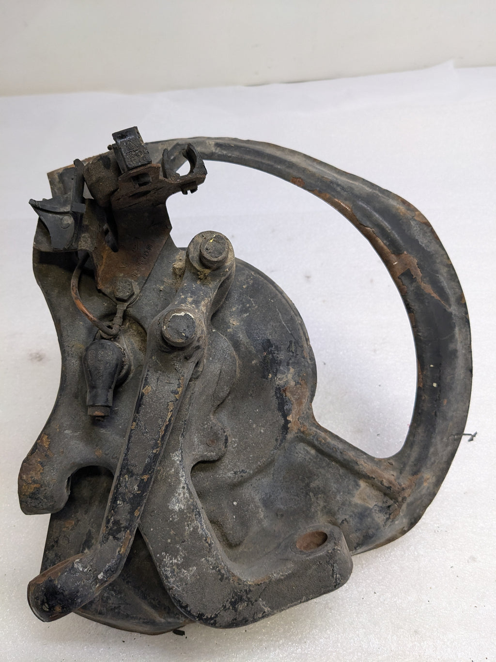 PORSCHE 92834105817 STEERING KNUCKLE AND DUST SHIELD FOR 1989-1995 928 USED PG2