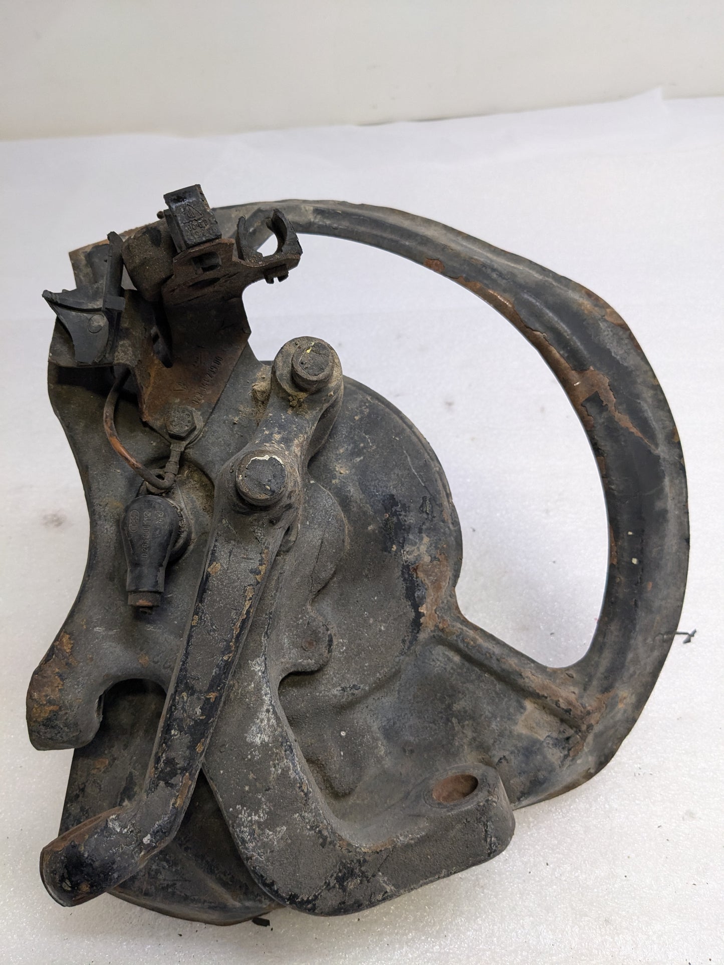 PORSCHE 92834105817 STEERING KNUCKLE AND DUST SHIELD FOR 1989-1995 928 USED PG2