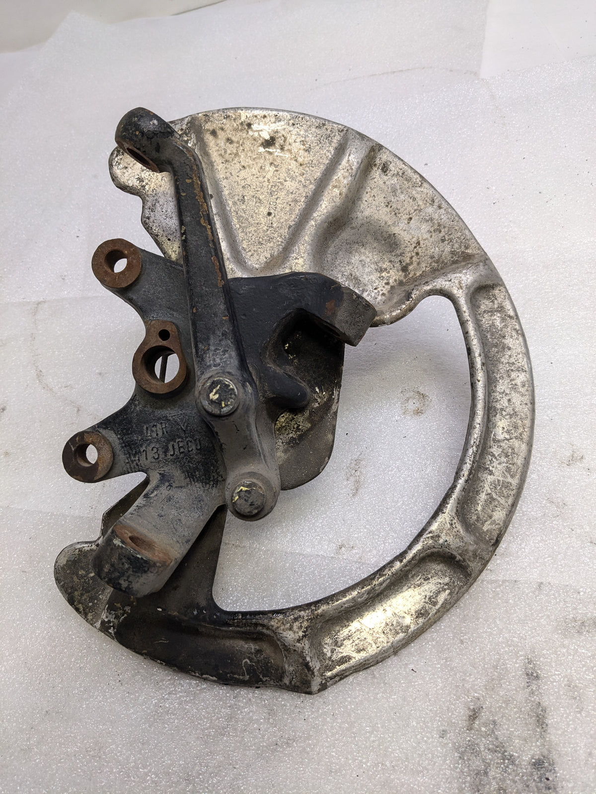 PORSCHE 92835108400/92834105714 LEFT STERRING KNUCKLE AND BRAKE PROT PLATE FOR 1986 928 S USED PG2