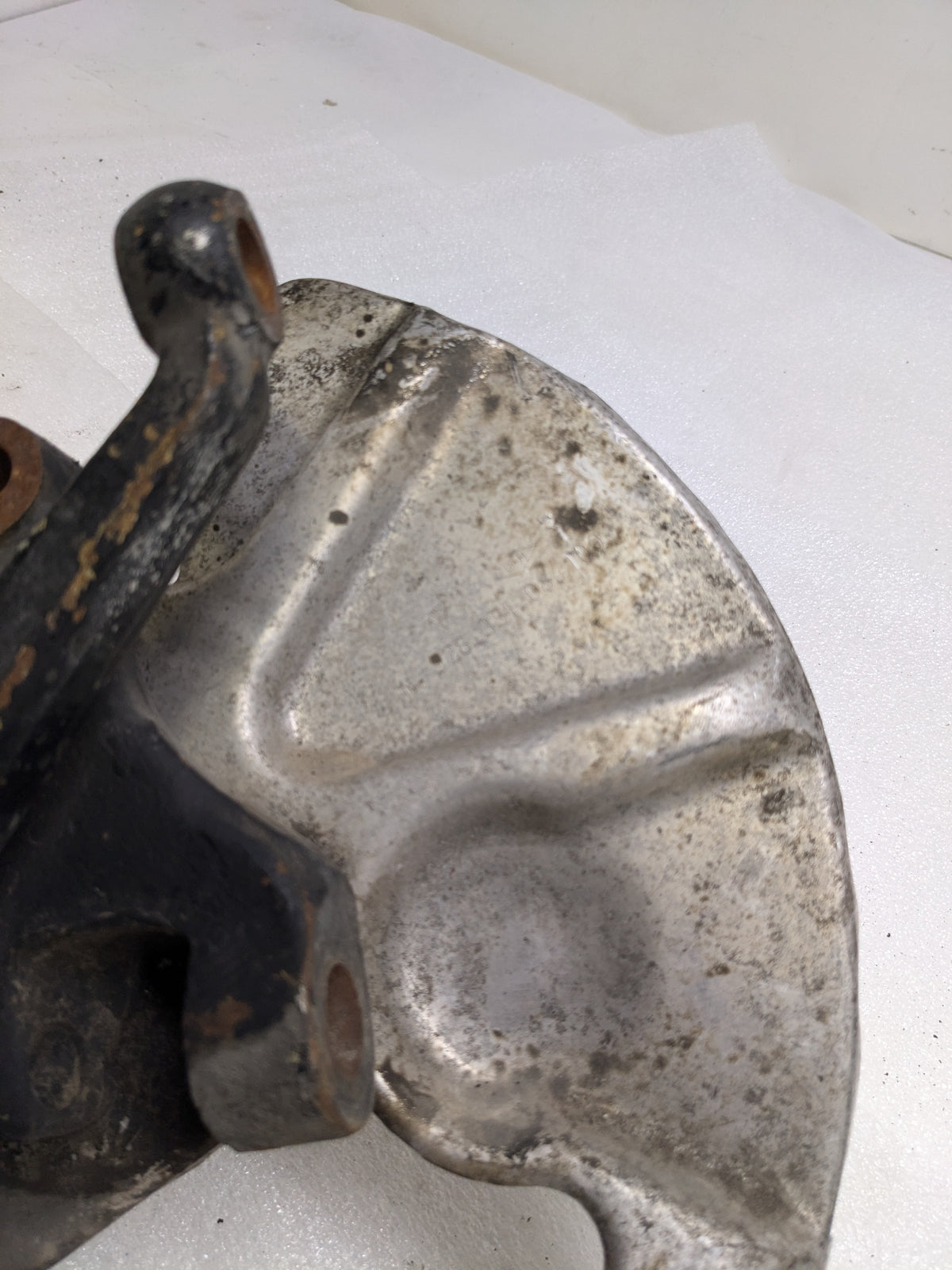 PORSCHE 92835108400/92834105714 LEFT STERRING KNUCKLE AND BRAKE PROT PLATE FOR 1986 928 S USED PG2