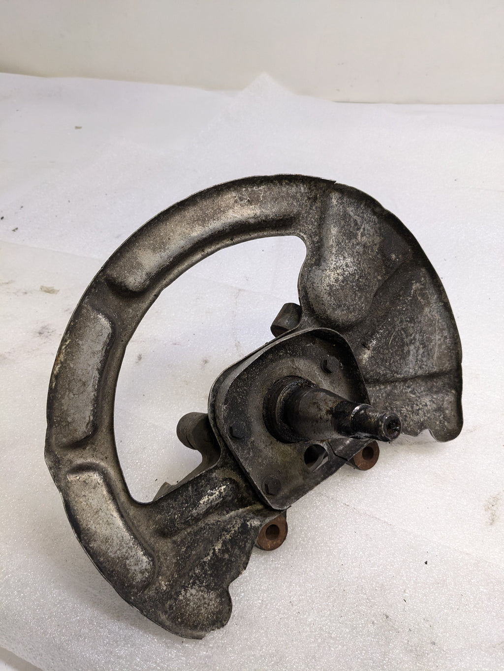 PORSCHE 92835108400/92834105714 LEFT STERRING KNUCKLE AND BRAKE PROT PLATE FOR 1986 928 S USED PG2