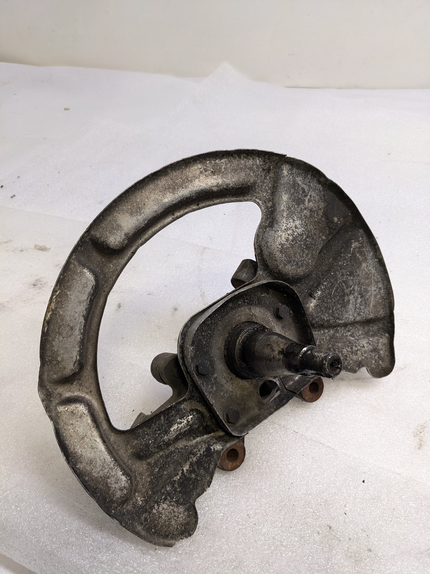 PORSCHE 92835108400/92834105714 LEFT STERRING KNUCKLE AND BRAKE PROT PLATE FOR 1986 928 S USED PG2