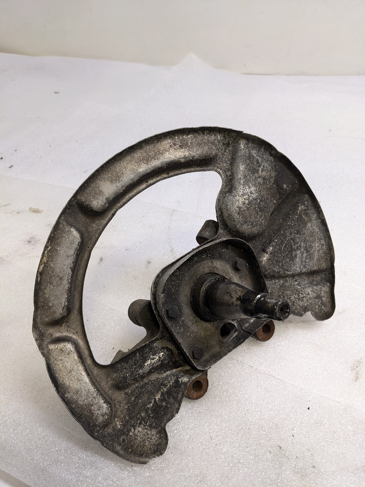 PORSCHE 92835108400/92834105714 LEFT STERRING KNUCKLE AND BRAKE PROT PLATE FOR 1986 928 S USED PG2