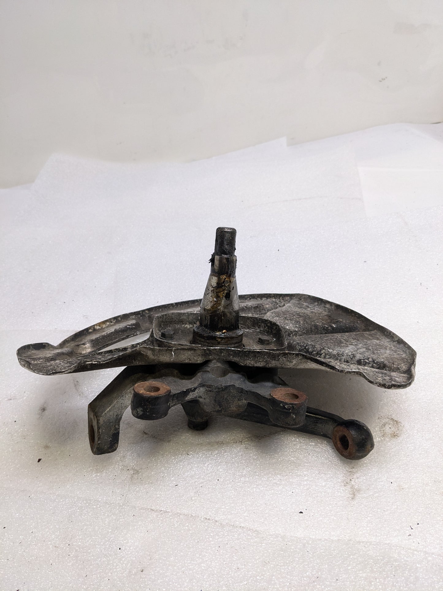 PORSCHE 92835108400/92834105714 LEFT STERRING KNUCKLE AND BRAKE PROT PLATE FOR 1986 928 S USED PG2