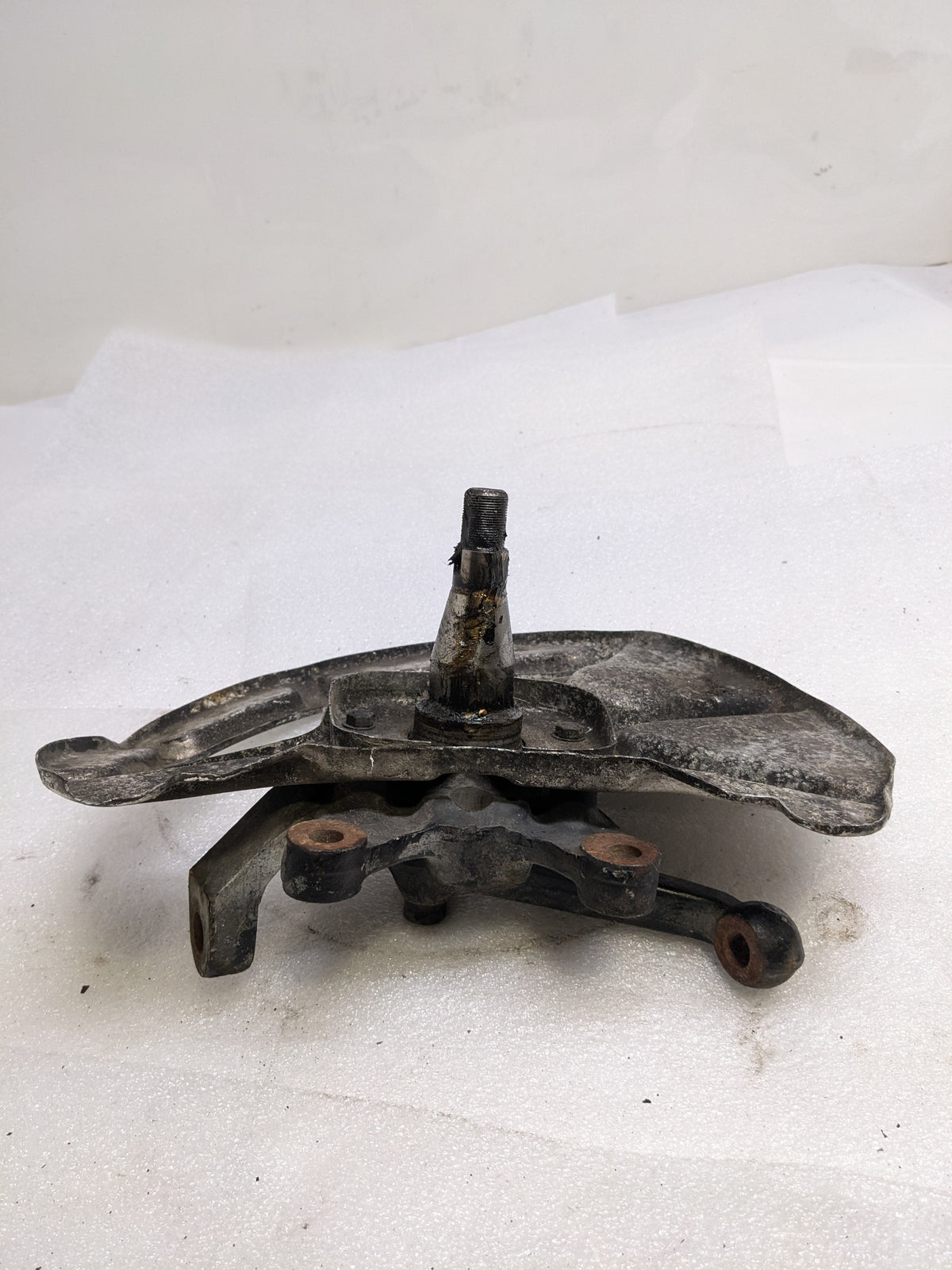 PORSCHE 92835108400/92834105714 LEFT STERRING KNUCKLE AND BRAKE PROT PLATE FOR 1986 928 S USED PG2