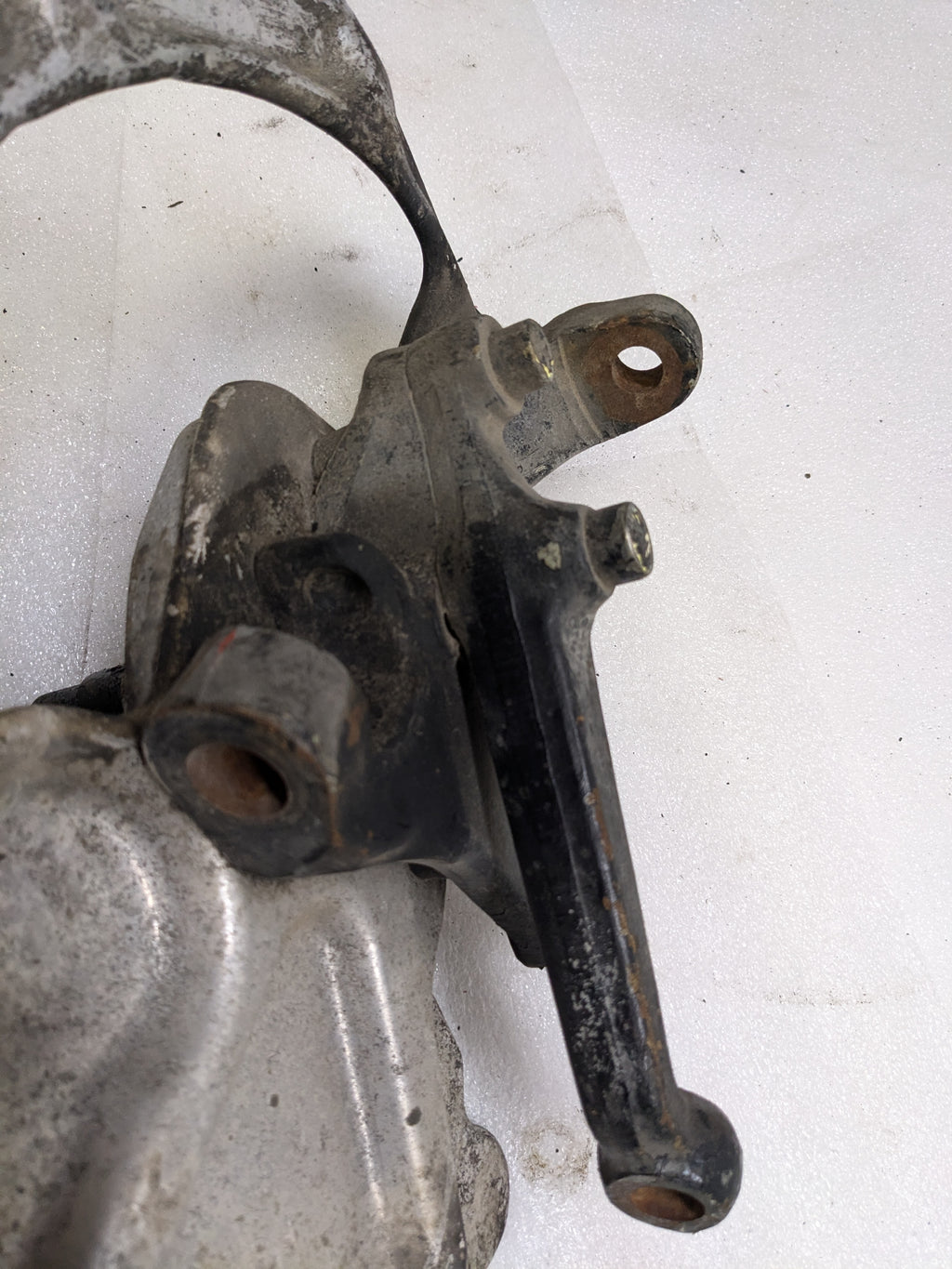 PORSCHE 92835108400/92834105714 LEFT STERRING KNUCKLE AND BRAKE PROT PLATE FOR 1986 928 S USED PG2