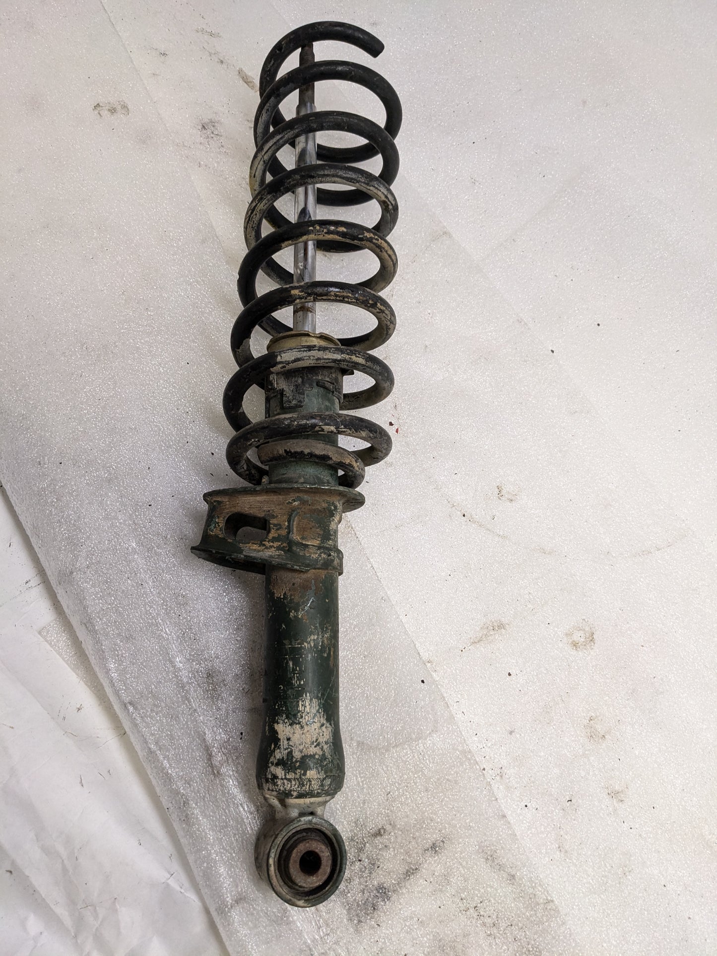 PORSCHE 99333305234 PASSENGER REAR STRUT SHOCK ABSORBER FOR 1994-1998 991/993 USED PG2