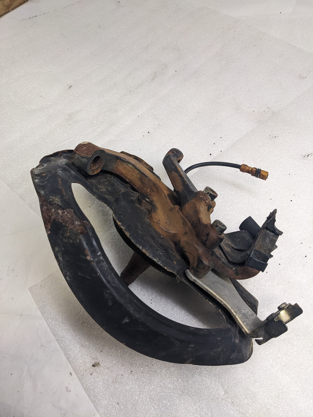PORSCHE 928 STEERING KNUCKLE AND DUST SHIELD FOR 928 PORSCHE USED PG2