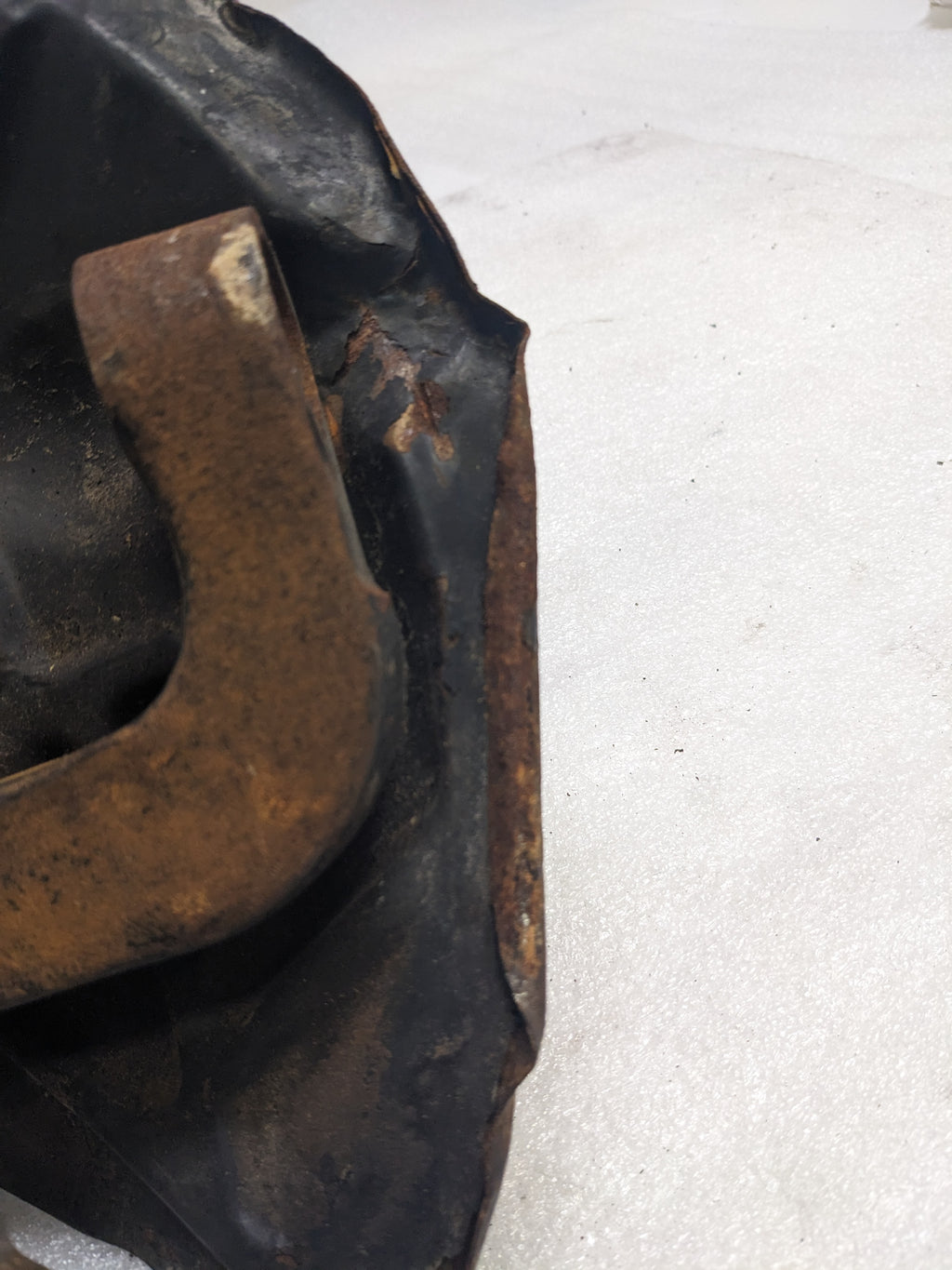 PORSCHE 928 STEERING KNUCKLE AND DUST SHIELD FOR 928 PORSCHE USED PG2