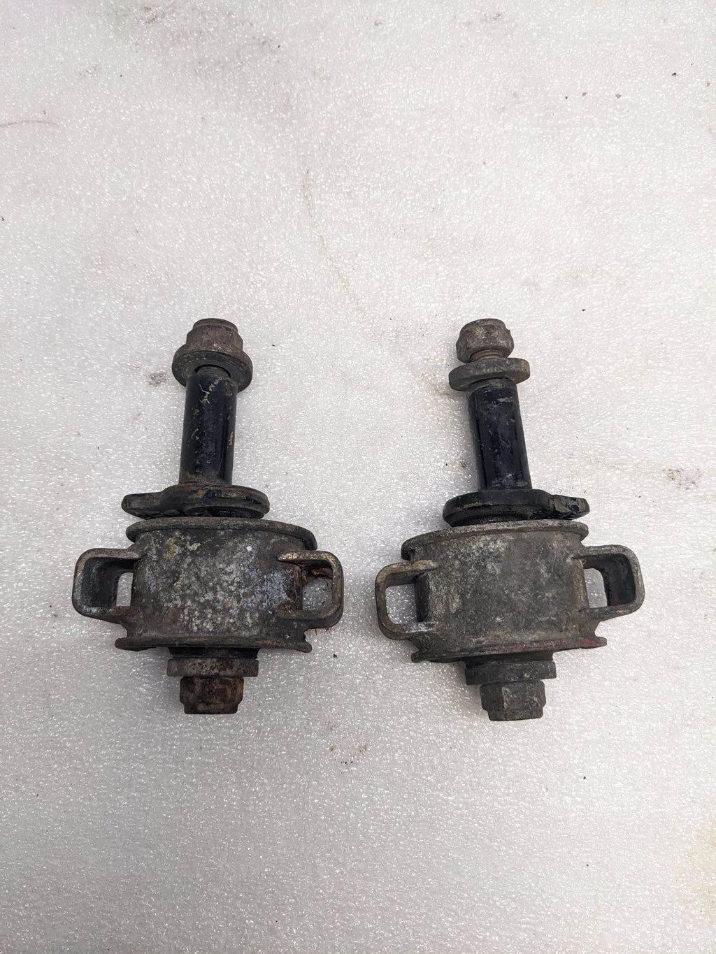 PORSCHE 95134102300 CONTROL ARM MOUNT FOR 1985-1995 944/968 PORSCHE USED R22T5