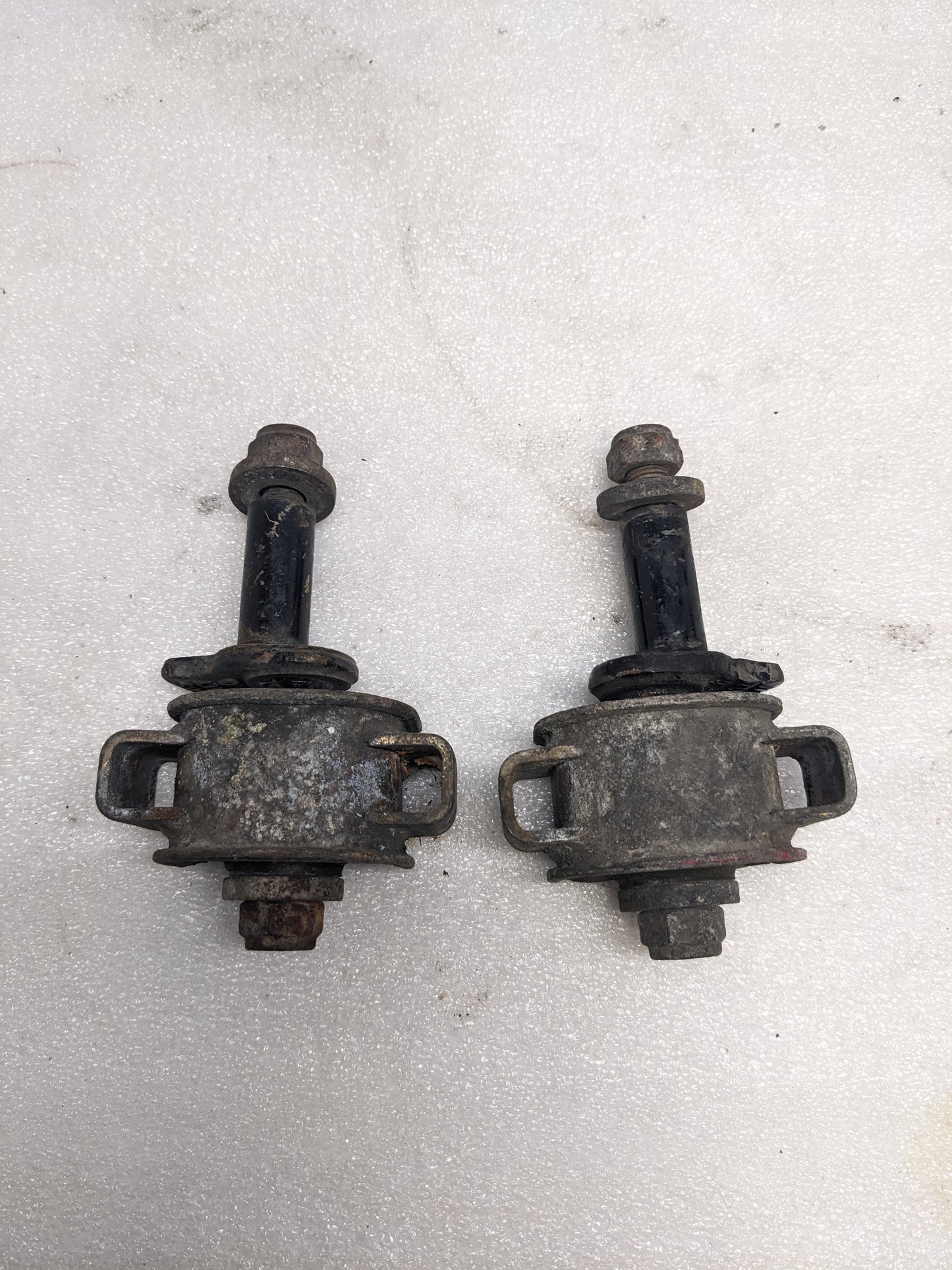 PORSCHE 95134102300 CONTROL ARM MOUNT FOR 1985-1995 944/968 PORSCHE USED R22T5