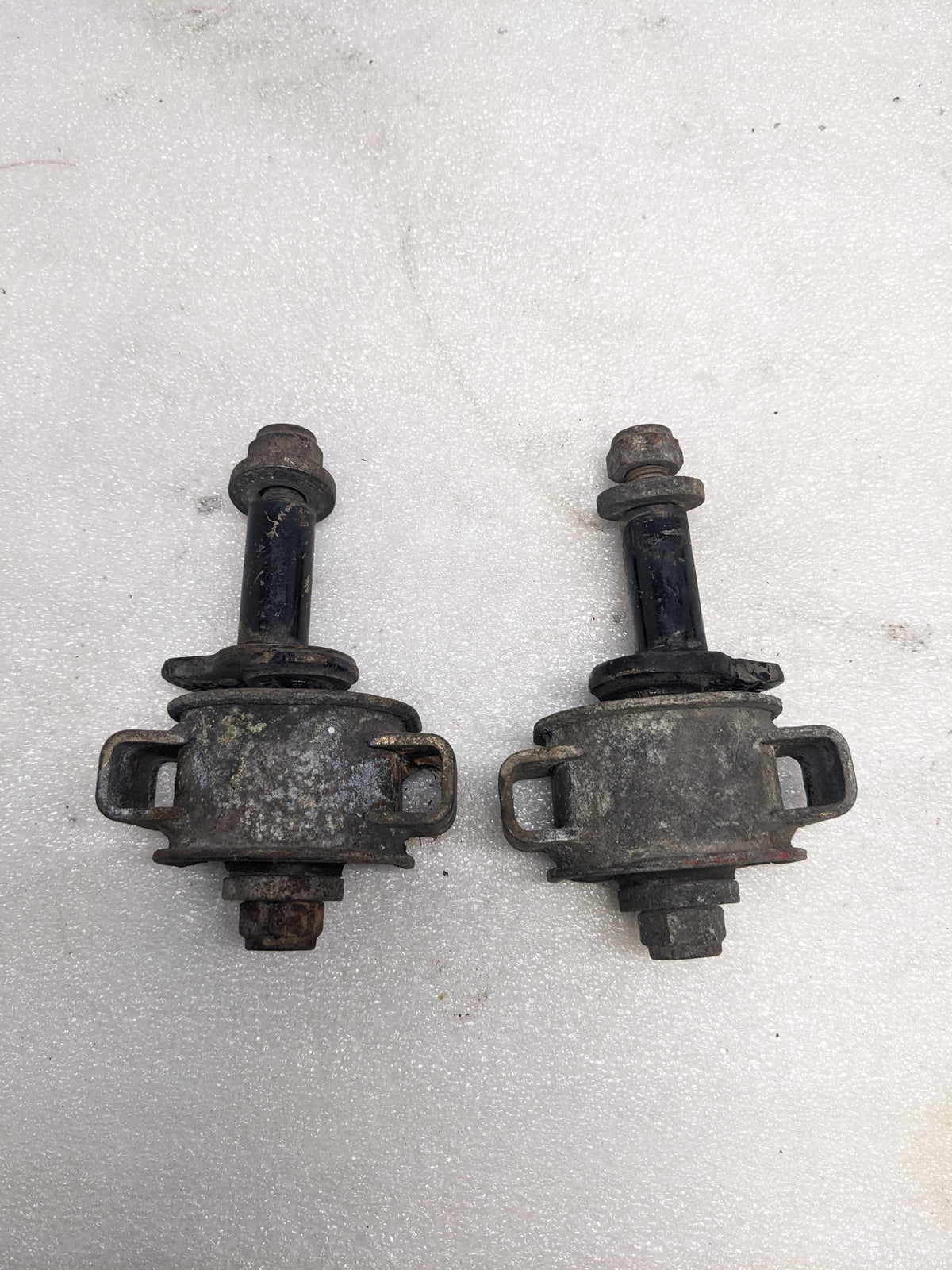 PORSCHE 95134102300 CONTROL ARM MOUNT FOR 1985-1995 944/968 PORSCHE USED R22T5
