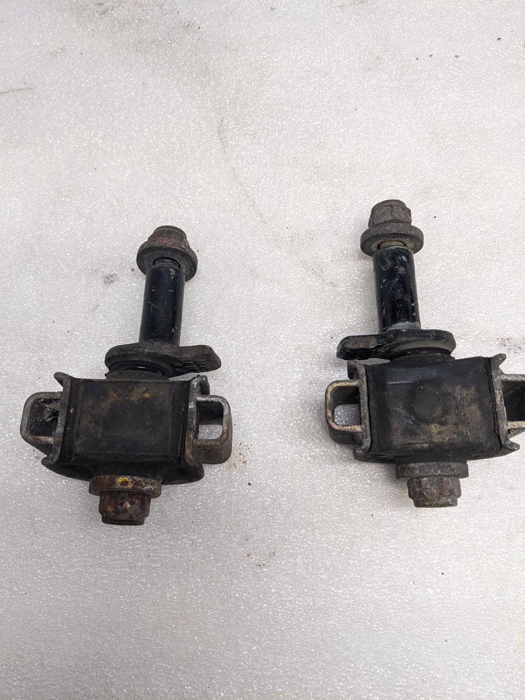 PORSCHE 95134102300 CONTROL ARM MOUNT FOR 1985-1995 944/968 PORSCHE USED R22T5