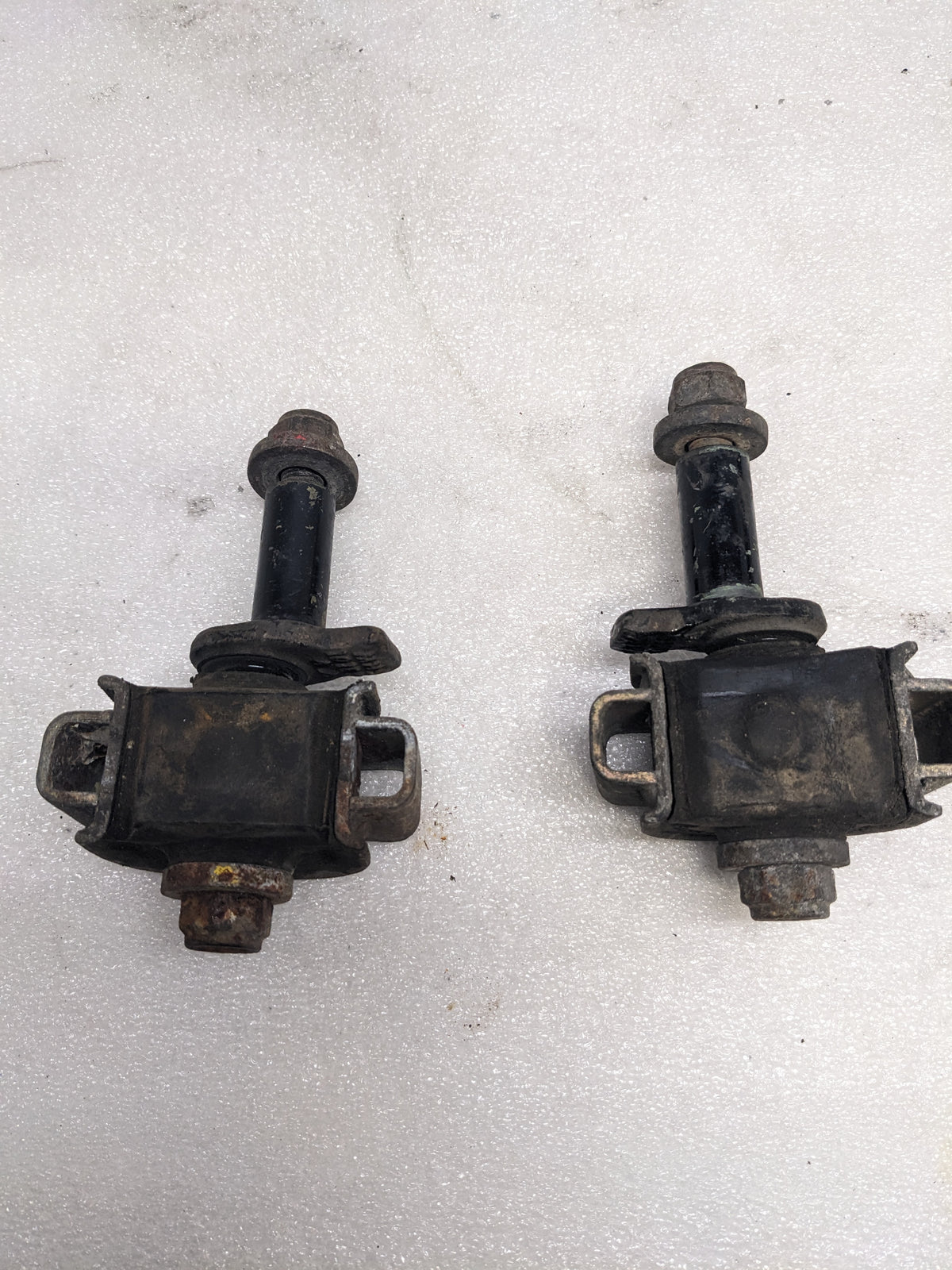 PORSCHE 95134102300 CONTROL ARM MOUNT FOR 1985-1995 944/968 PORSCHE USED R22T5