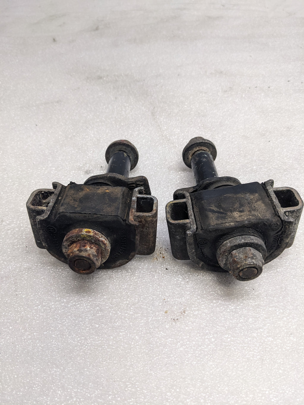 PORSCHE 95134102300 CONTROL ARM MOUNT FOR 1985-1995 944/968 PORSCHE USED R22T5