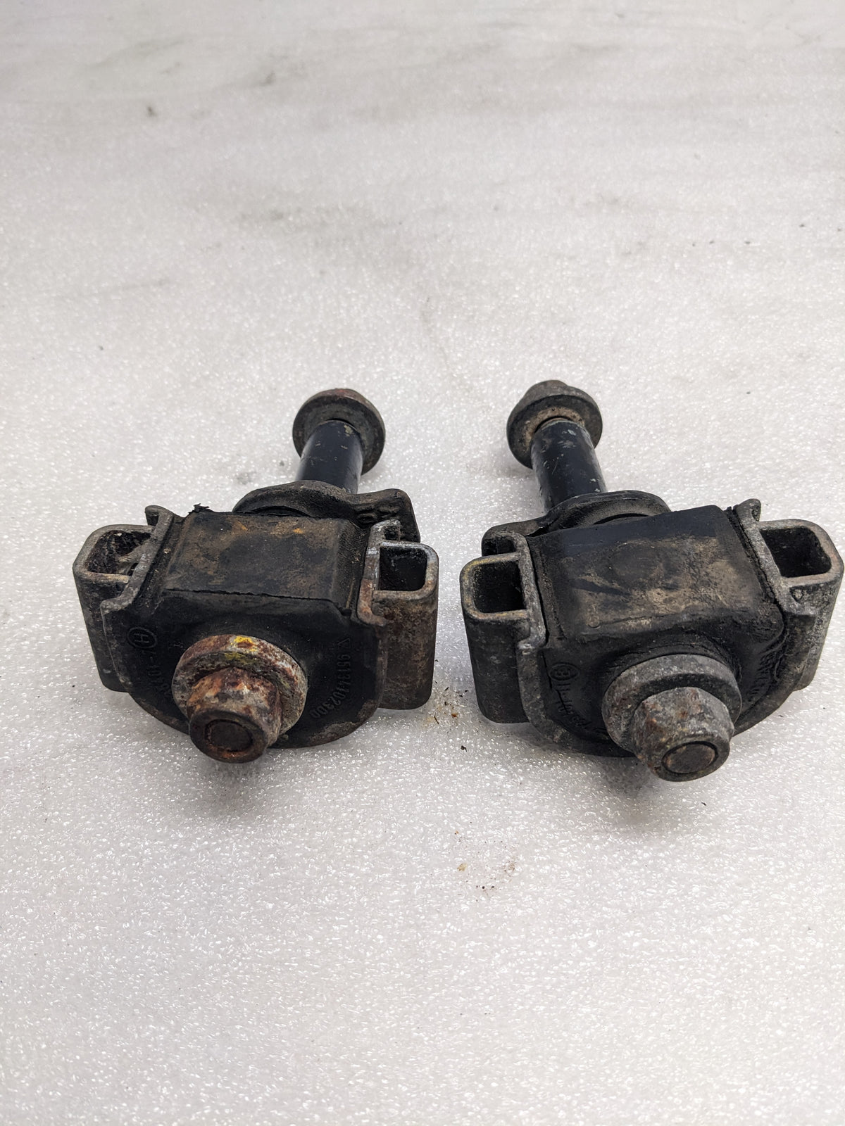 PORSCHE 95134102300 CONTROL ARM MOUNT FOR 1985-1995 944/968 PORSCHE USED R22T5