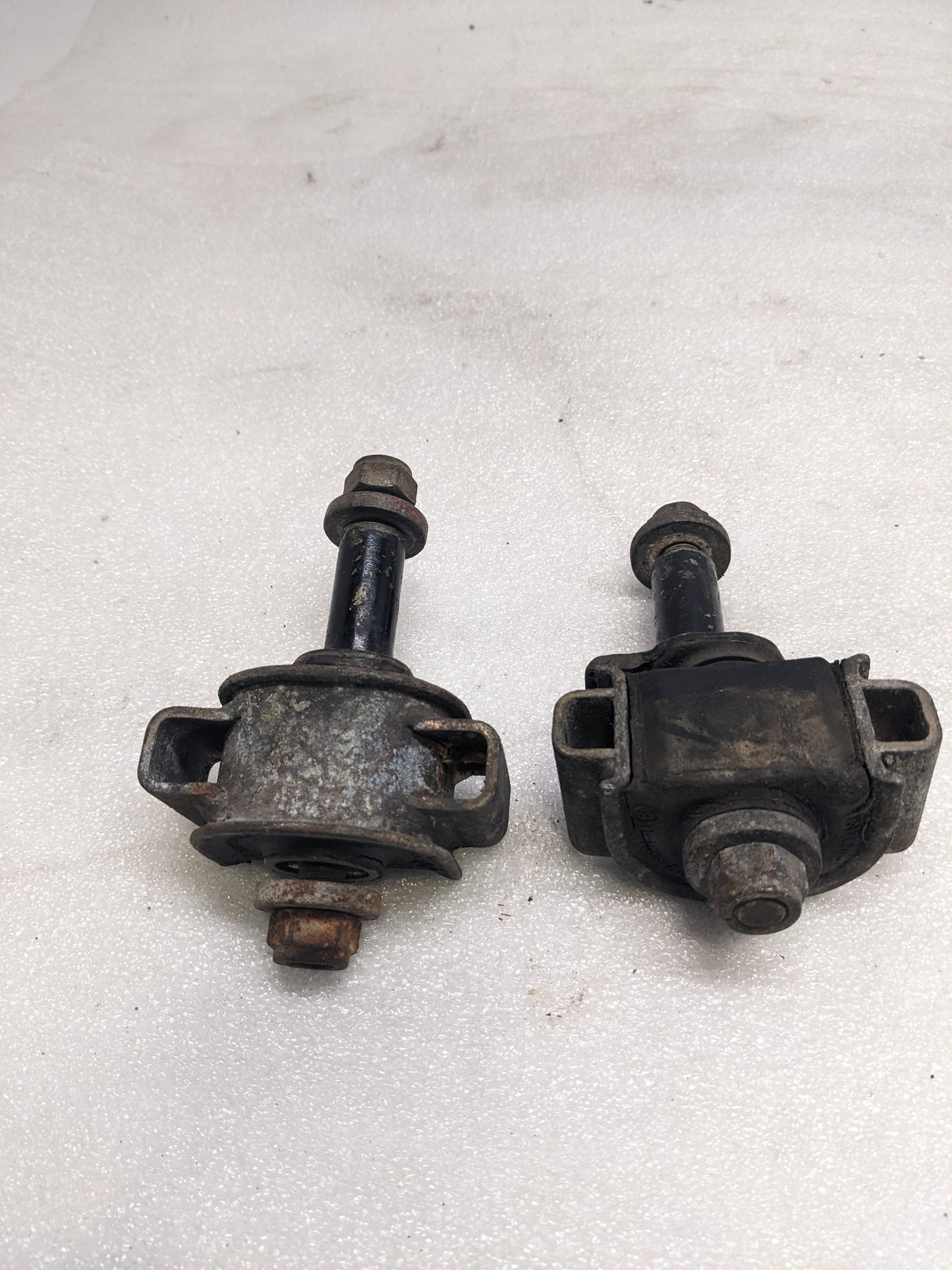 PORSCHE 95134102300 CONTROL ARM MOUNT FOR 1985-1995 944/968 PORSCHE USED R22T5