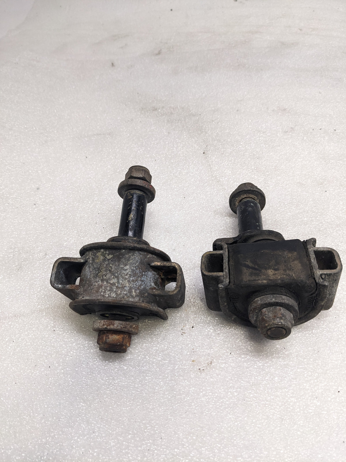 PORSCHE 95134102300 CONTROL ARM MOUNT FOR 1985-1995 944/968 PORSCHE USED R22T5