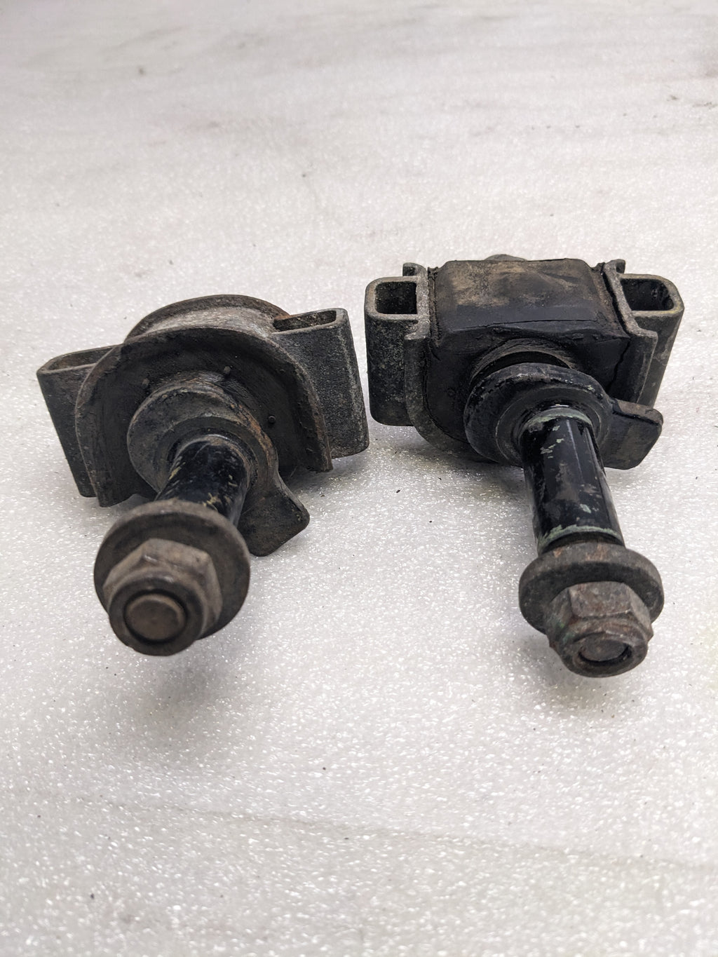 PORSCHE 95134102300 CONTROL ARM MOUNT FOR 1985-1995 944/968 PORSCHE USED R22T5