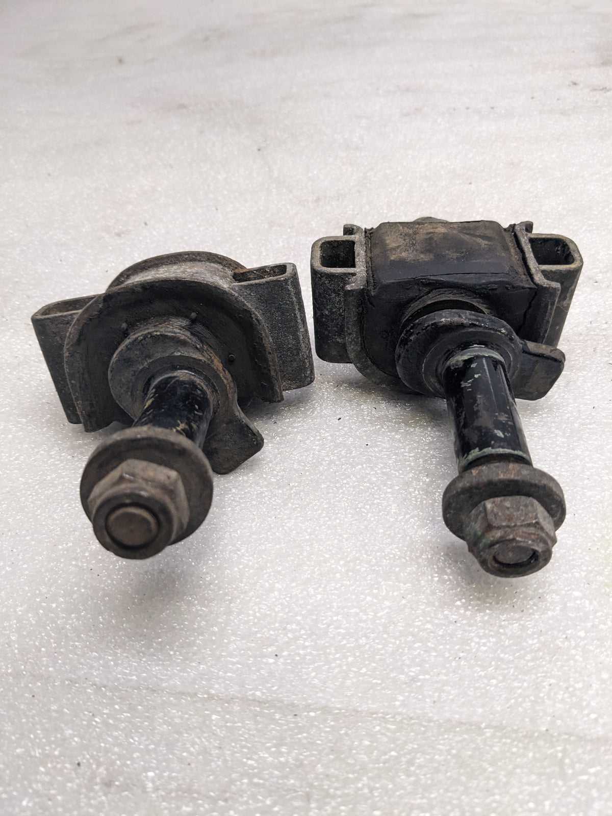 PORSCHE 95134102300 CONTROL ARM MOUNT FOR 1985-1995 944/968 PORSCHE USED R22T5