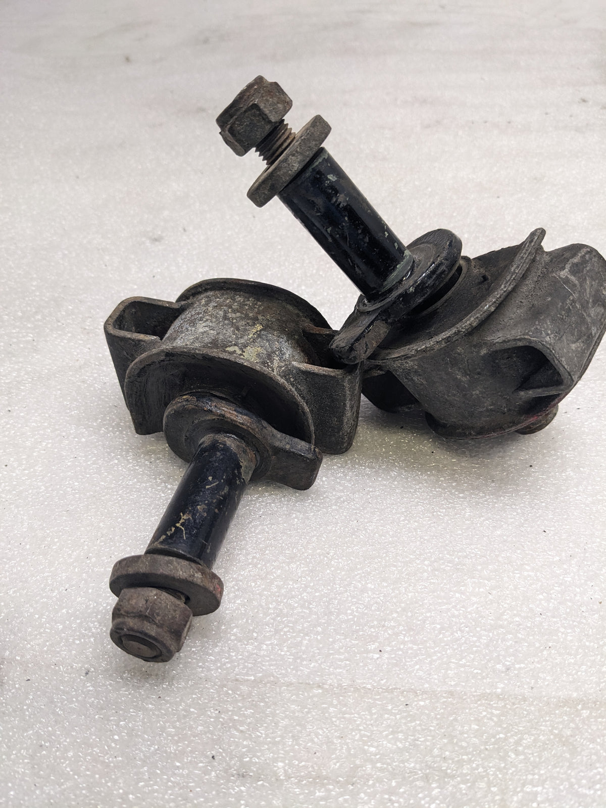 PORSCHE 95134102300 CONTROL ARM MOUNT FOR 1985-1995 944/968 PORSCHE USED R22T5