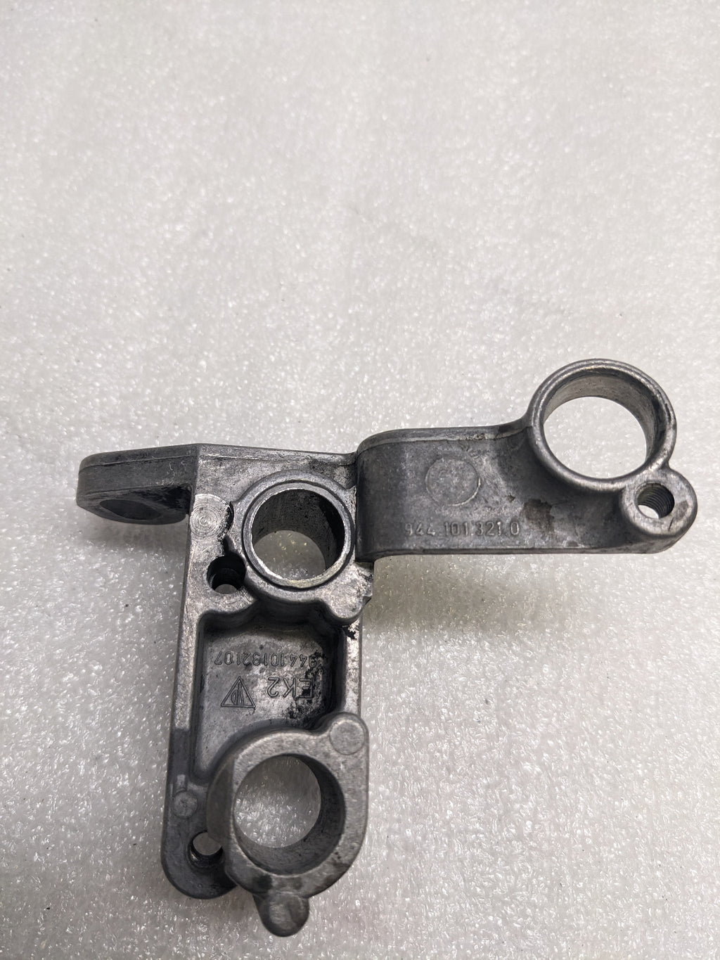 PORSCHE 94410132107 ENGINE CRANK POSITION SENSOR BRACKET FOR 1985-1991 944 NEW R23T3