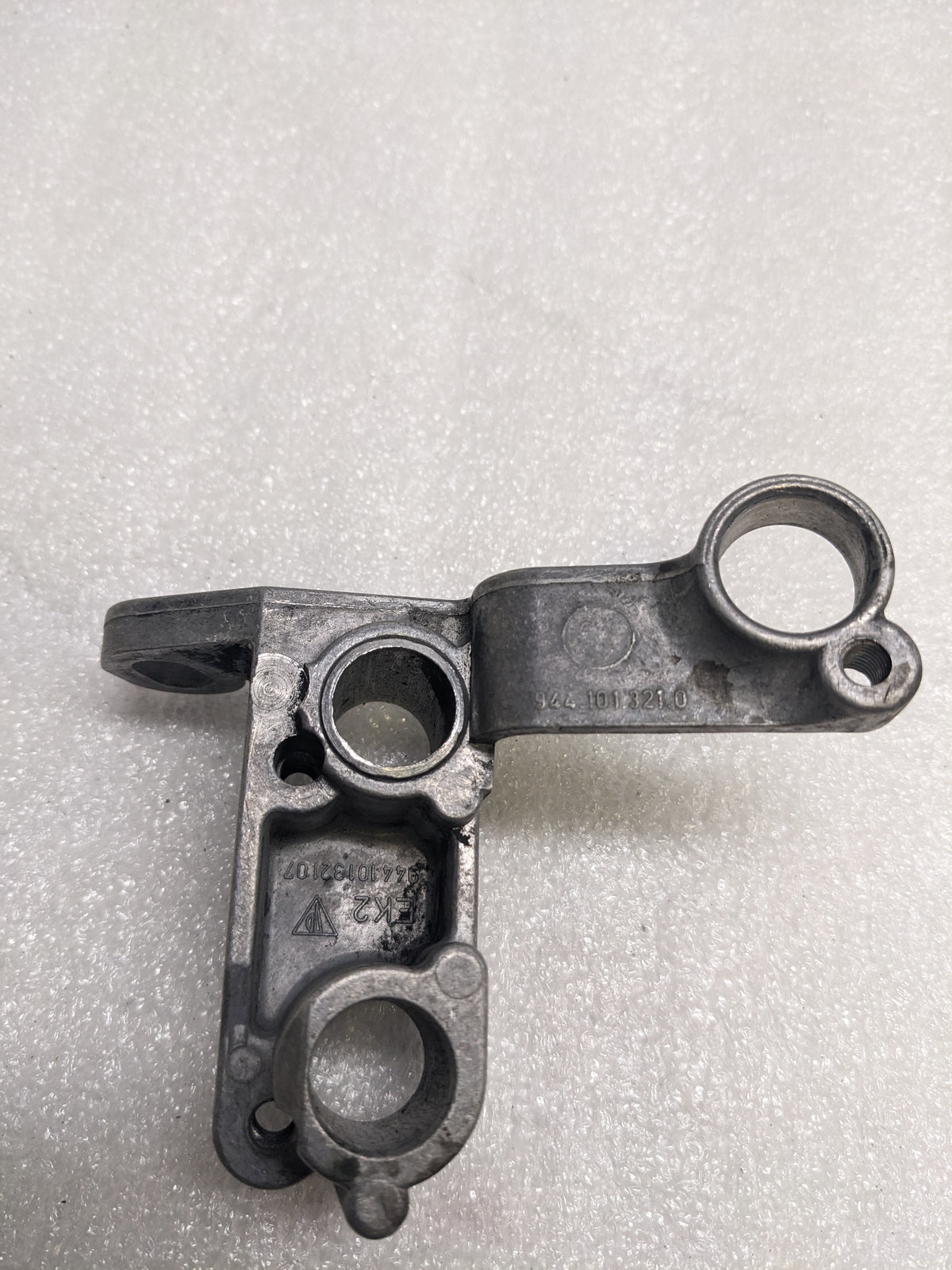 PORSCHE 94410132107 ENGINE CRANK POSITION SENSOR BRACKET FOR 1985-1991 944 NEW R23T3