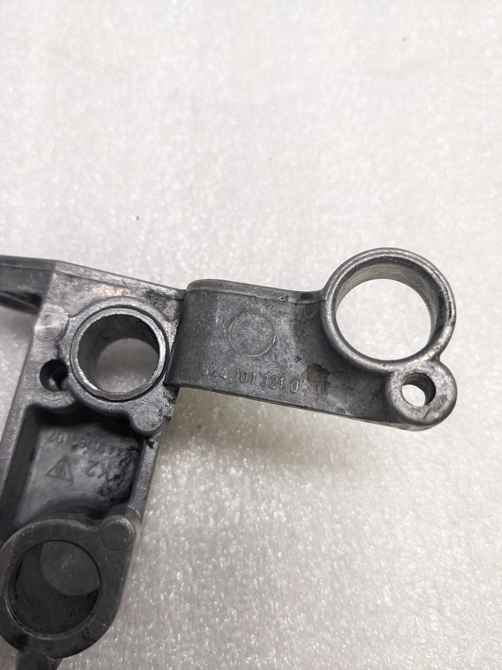PORSCHE 94410132107 ENGINE CRANK POSITION SENSOR BRACKET FOR 1985-1991 944 NEW R23T3