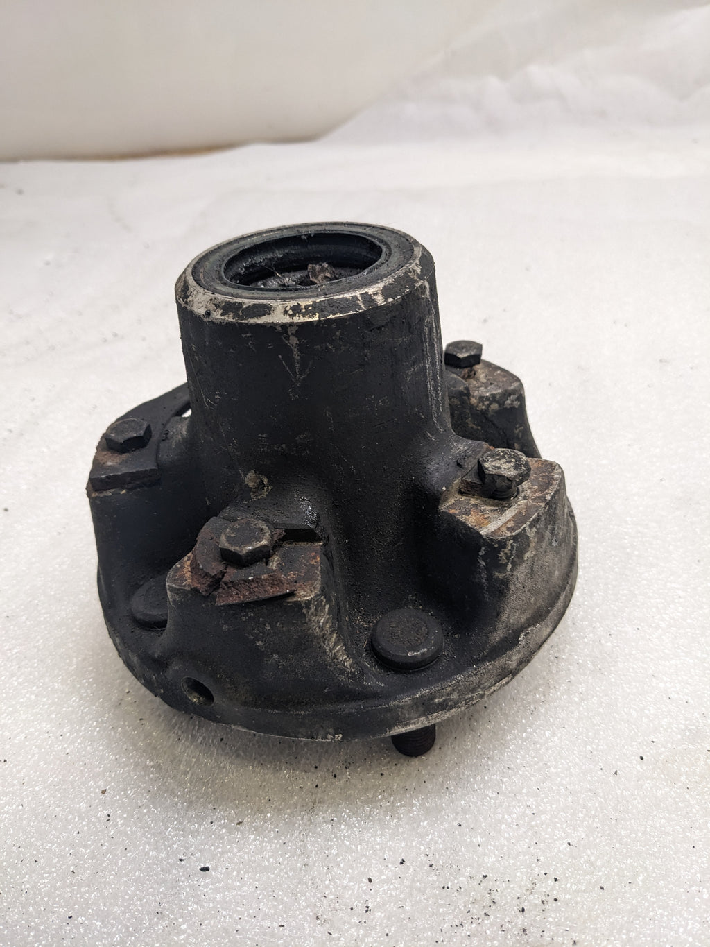 PORSCHE 95134160500 FRONT WHEEL HUB FOR 1983-1986 944 USED PG2