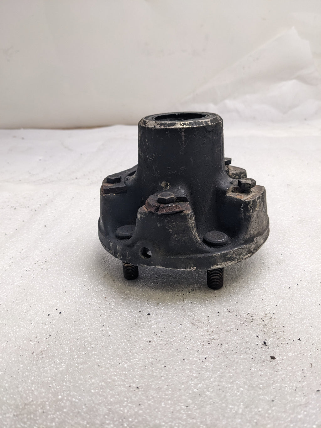 PORSCHE 95134160500 FRONT WHEEL HUB FOR 1983-1986 944 USED PG2