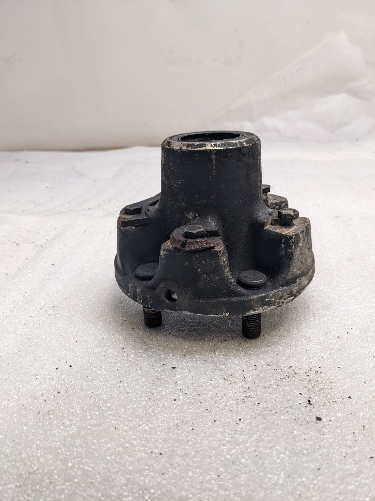 PORSCHE 95134160500 FRONT WHEEL HUB FOR 1983-1986 944 USED PG2